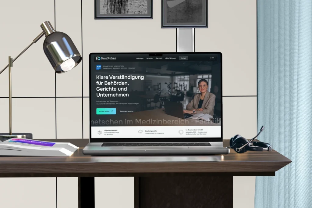 Website der Dolmetscherin und Übersetzerin Olena Shchuka auf einem Laptop am Schreibtisch